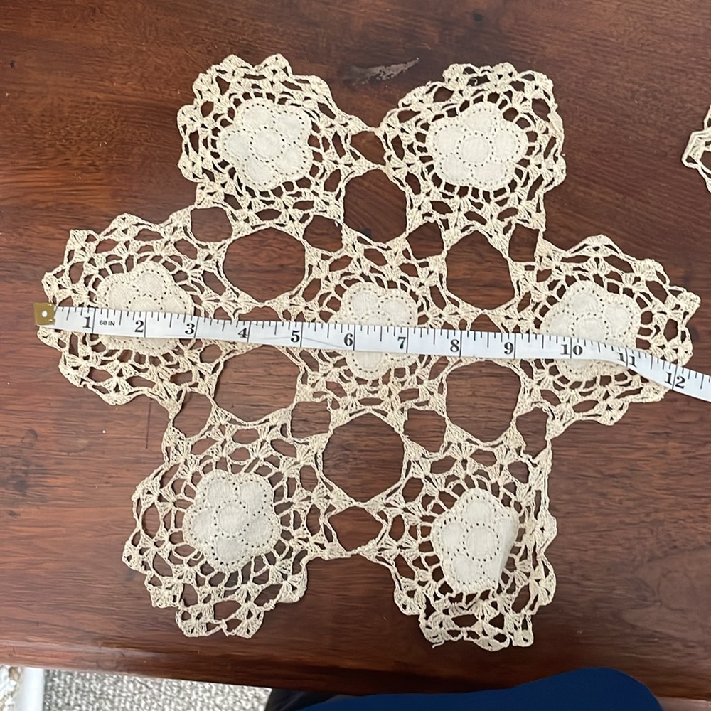 Set of two antique Hand crocheted doilies - Picture 4 of 5